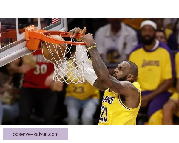 湖人詹姆斯关键时刻发力带队逆转勇士取得连胜